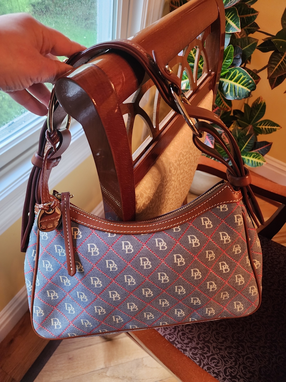👜 Dooney & Bourke Monogram Shoulder Bag – Very Good Condition - Picture 5 of 7